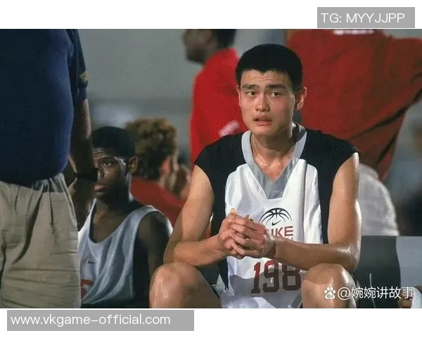 姚明左侧面展现的力量与优雅融合的篮球传奇之旅