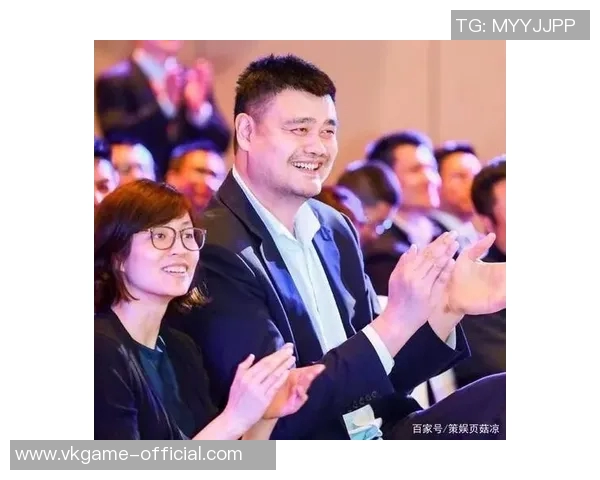 姚明在阳光下悠闲地戴着草帽享受夏日时光的温暖与宁静