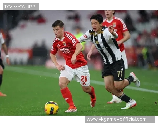 欧联杯精彩对决巴萨与本菲卡战成平局乌龙球引发全场热议与转会传闻