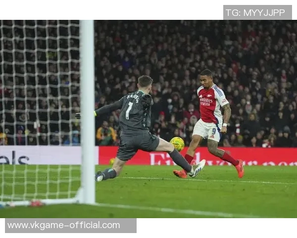 足总杯激战阿森纳凭借帽子戏法力克巴萨全场沸腾的精彩瞬间分析